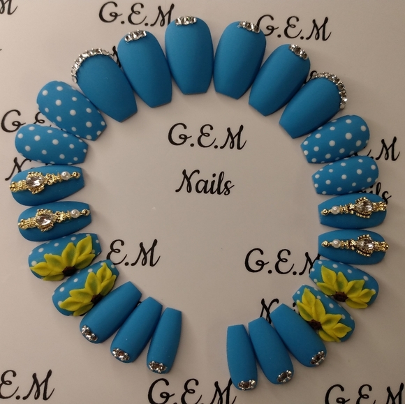 Press on nails (short coffin) - Picture 2 of 3